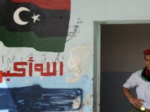 القذافي مجنون متعطش للدماء. القذافي مجنون متعطش للدماء.