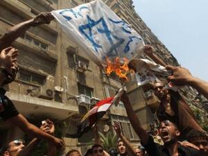 حل العلم المصري محل الإسرائيلي فوق السفارة الإسرائيلية في القاهرة. حل العلم المصري محل الإسرائيلي فوق السفارة الإسرائيلية في القاهرة.