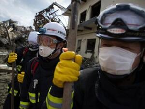 عمال إنقاذ يابانيون. عمال إنقاذ يابانيون.