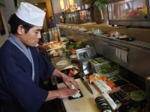 تطالب إدارة المطعم الياباني المدون بدفع 5000 دينار كويتي تعويضا عن مقاله الذي تحدث فيه عن تجربته في المطعم.