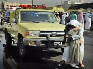 صورة لأب يحتضن ابنته فرحا بنجاتها من حريق مدرسة البنات في جدة. صورة لأب يحتضن ابنته فرحا بنجاتها من حريق مدرسة البنات في جدة.