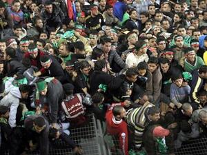 مشجعو نادي الوحدات يحاولون الخروج من الملعب عقب صدامات مع قوات الدرك بعد انتهاء مباراة الفيصلي والوحدات التي انتهت بفوز فريق الوحدات.