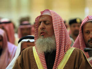 تثير هيئة الأمر بالمعروف والنهي عن المنكر الكثير من الجدل في السعودية. تثير هيئة الأمر بالمعروف والنهي عن المنكر الكثير من الجدل في السعودية.