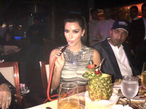 كيم كارديشيان تدخن الشيشة في مطعم بأبوظبي. كيم كارديشيان تدخن الشيشة في مطعم بأبوظبي.