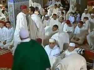 قبلة "بالفم" بين شخصين امام ملك المغرب في المسجد تثير جدلا واسعاً قبلة "بالفم" بين شخصين امام ملك المغرب في المسجد تثير جدلا واسعاً