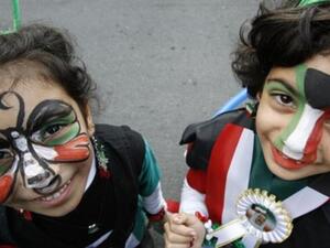 فتيات يحتفلن باليوم الوطني في الكويت.