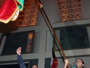 كويتيان يرفعان علم الكويت في مجلس الأمة. كويتيان يرفعان علم الكويت في مجلس الأمة.