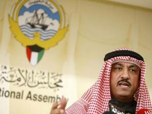 النائب مسلم البراك يتحدث إلى وسائل الإعلام في مجلس الأمة الكويتي.