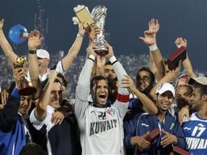 لاعبو الفريق الكويتي يحتفلون بفوزهم بدورة كأس الخليج 20 التي أقيمت في اليمن مؤخرا.