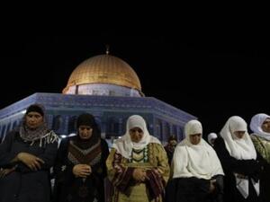 "ليلة القدر خير من ألف شهر". "ليلة القدر خير من ألف شهر".