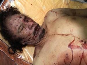 صورة للقذافي بعد مقتله على يد ثوار ليبيا.  صورة للقذافي بعد مقتله على يد ثوار ليبيا.