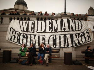 لافتة في ميدان الطرف الأغر في لندن تطالب "بتغيير النظام"!. لافتة في ميدان الطرف الأغر في لندن تطالب "بتغيير النظام"!.