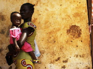 أم تحمل طفلها. أم تحمل طفلها.