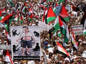 الشعب المصري يطالب بمحاكمة مبارك.