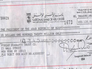 صورة الشيك الذي أصدره الشيخ زايد لحساب مبارك.