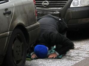 رجل مسلم يصلي في الشارع.