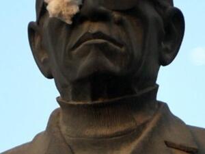 تمثال نجيب محفوظ بعين واحدة في إشارة إلى أحداث ميدان التحرير الأخيرة في مصر. تمثال نجيب محفوظ بعين واحدة في إشارة إلى أحداث ميدان التحرير الأخيرة في مصر.