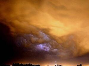 مشهد من إعصار جونو في سلطنة عمان. مشهد من إعصار جونو في سلطنة عمان.