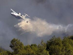 طائرة روسية ترش حمولتها من الماء على ألسنة اللهب المتصاعدة من حرائق جبل الكرمل في إسرائيل.