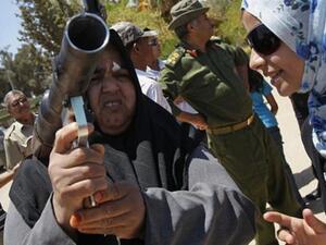 جيش جديد من النساء يدعم القذافي.  جيش جديد من النساء يدعم القذافي.