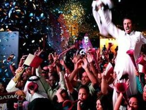 جانب من فرحة الجماهير القطرية بفوز قطر بتنظيم مونديال 2022 لتكون أول دولة عربية تحقق هذا الإنجاز.