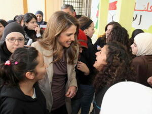 خاطبت مجموعة من مستخدمي تويتر الملكة طالبين منها معرفة شخص المعلمة التي تظهر في الفيديو.