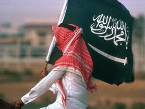 سعودي يحمل علم بلاده