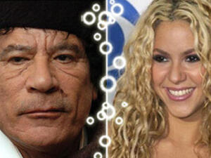 صورة للمغنية الكولومبية شاكيرا والرئيس الليبي معمر القذافي صورة للمغنية الكولومبية شاكيرا والرئيس الليبي معمر القذافي