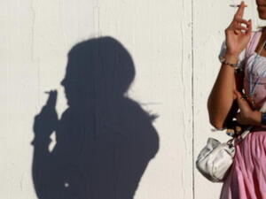 هل يتعارض تدخين المرأة مع أنوثتها؟