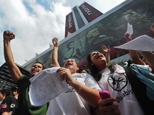 طلاب جامعيون يتظاهرون ضد قانون جديد للجامعات في بلدهم.