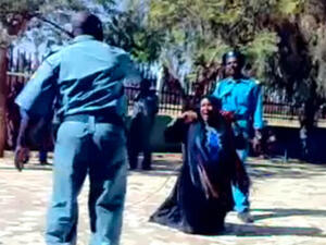 صورة تظهر فتاة سودانية تتعرض للجلد في مركز شرطة في السودان.