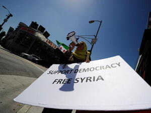 للمدونين السوريين مواقف متباينة من الثورة.  للمدونين السوريين مواقف متباينة من الثورة.