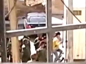 مقطع من الفيديو يظهر الفتاة وهي تصعد إلى الحافلة