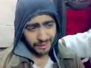 تامر حسني يبكي بعد أن طرده المتظاهرون من ميدان التحرير. تامر حسني يبكي بعد أن طرده المتظاهرون من ميدان التحرير.