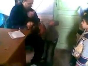 صورة من الفيديو للمدرس العنيف.