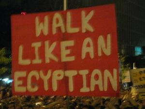 واحدة من اللافتات التي رفعها المتظاهرون في إسرائيل وقد كتب عليها: "امش مثل مواطن مصري"!. واحدة من اللافتات التي رفعها المتظاهرون في إسرائيل وقد كتب عليها: "امش مثل مواطن مصري"!.