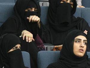 نساء كويتيات يتابعن إحدى جلسات مجلس الأمة الكويتي