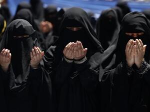 نساء يمنيات بعد صلاة الجمعة في مظاهرات احتجاج ضد الرئيس اليمني. نساء يمنيات بعد صلاة الجمعة في مظاهرات احتجاج ضد الرئيس اليمني.