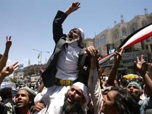 متظاهر يمني. متظاهر يمني.