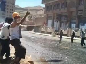 المتظاهر الذي يرتدي فانيلة بيضاء وخوذة برتقالية يرقص على صوت الرصاص!. المتظاهر الذي يرتدي فانيلة بيضاء وخوذة برتقالية يرقص على صوت الرصاص!.