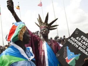 رجل يرتدي زي تمثال الحرية أثناء احتفال جنوب السودان بالانفصال عن جنوبه. رجل يرتدي زي تمثال الحرية أثناء احتفال جنوب السودان بالانفصال عن جنوبه.
