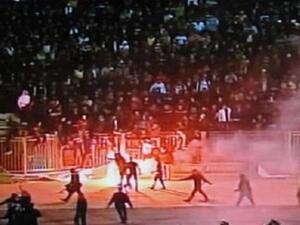 أحداث شغب في مباراة مصرية أودت بحياة العشرات. أحداث شغب في مباراة مصرية أودت بحياة العشرات.