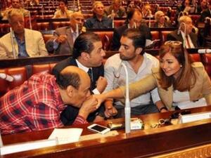 الفنان احمد بدير يقبل يد الفنانة ليلى علوي في لجنة الخمسين