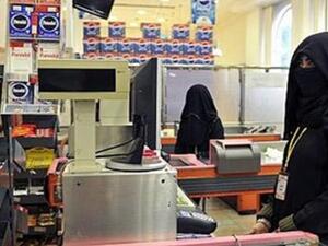 سعوديات يعملن كـ كاشيرات سعوديات يعملن كـ كاشيرات