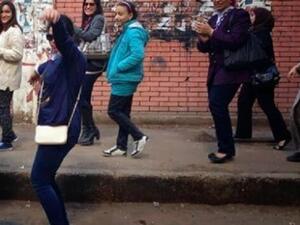 مصريات يرقصن امام لجان الدستور بعد التصويت