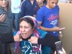 مواطنة تمزق ملابسها عقب خسارة شفيق
 مواطنة تمزق ملابسها عقب خسارة شفيق