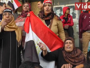 مصريات يتظاهرن ضد الرئيس محمد مرسي مصريات يتظاهرن ضد الرئيس محمد مرسي