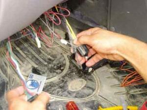 شاب سعودي يترك الوظيفة الحكومية ليعمل "كهربائي"