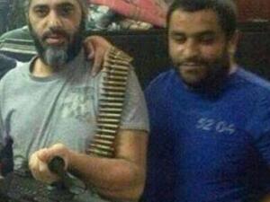 الفنان فضل شاكر يحمل السلاح