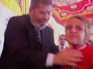 طفلة تصر على التكلم مع الرئيس مرسي وتناديه " عمو مرسي" طفلة تصر على التكلم مع الرئيس مرسي وتناديه " عمو مرسي"